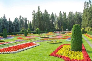 Property grounds - Cozy Home Overlooking Manito Park + Free parking! (Spokane)