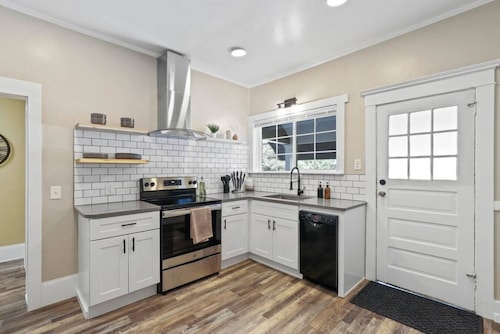 Stunning Craftsman Home in Manito! w/FREE parking!