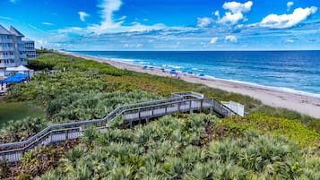 Plage, chaises longues, serviettes de plage