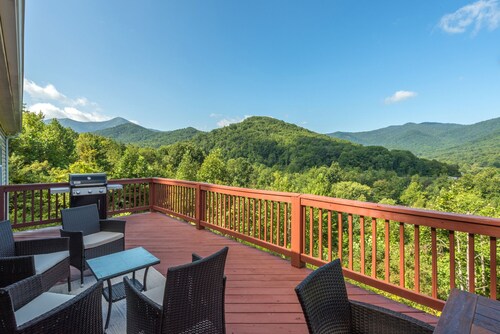 Heated Private Saltwater Pool; Hot Tub; 15 min AVL; 10 min Blue Ridge Parkway