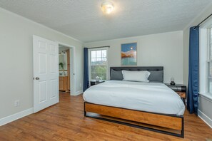 4 bedrooms, desk, iron/ironing board, free WiFi