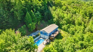A house with a swimming pool surrounded by dense forest. - Heated Private Saltwater Pool; Hot Tub; 15 min AVL; 10 min Blue Ridge Parkway (Candler)