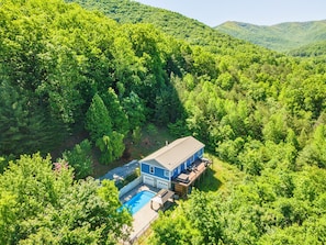 A house with a swimming pool surrounded by dense forest. - Heated Private Saltwater Pool; Hot Tub; 15 min AVL; 10 min Blue Ridge Parkway (Candler)