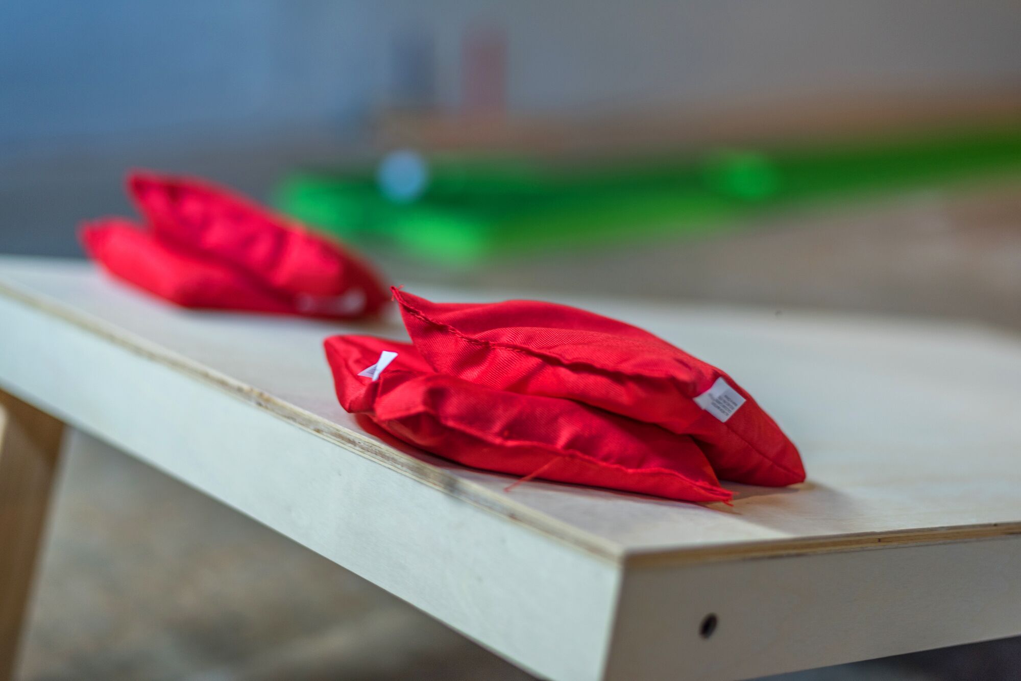 Deux coussins rouges sur un banc en bois.