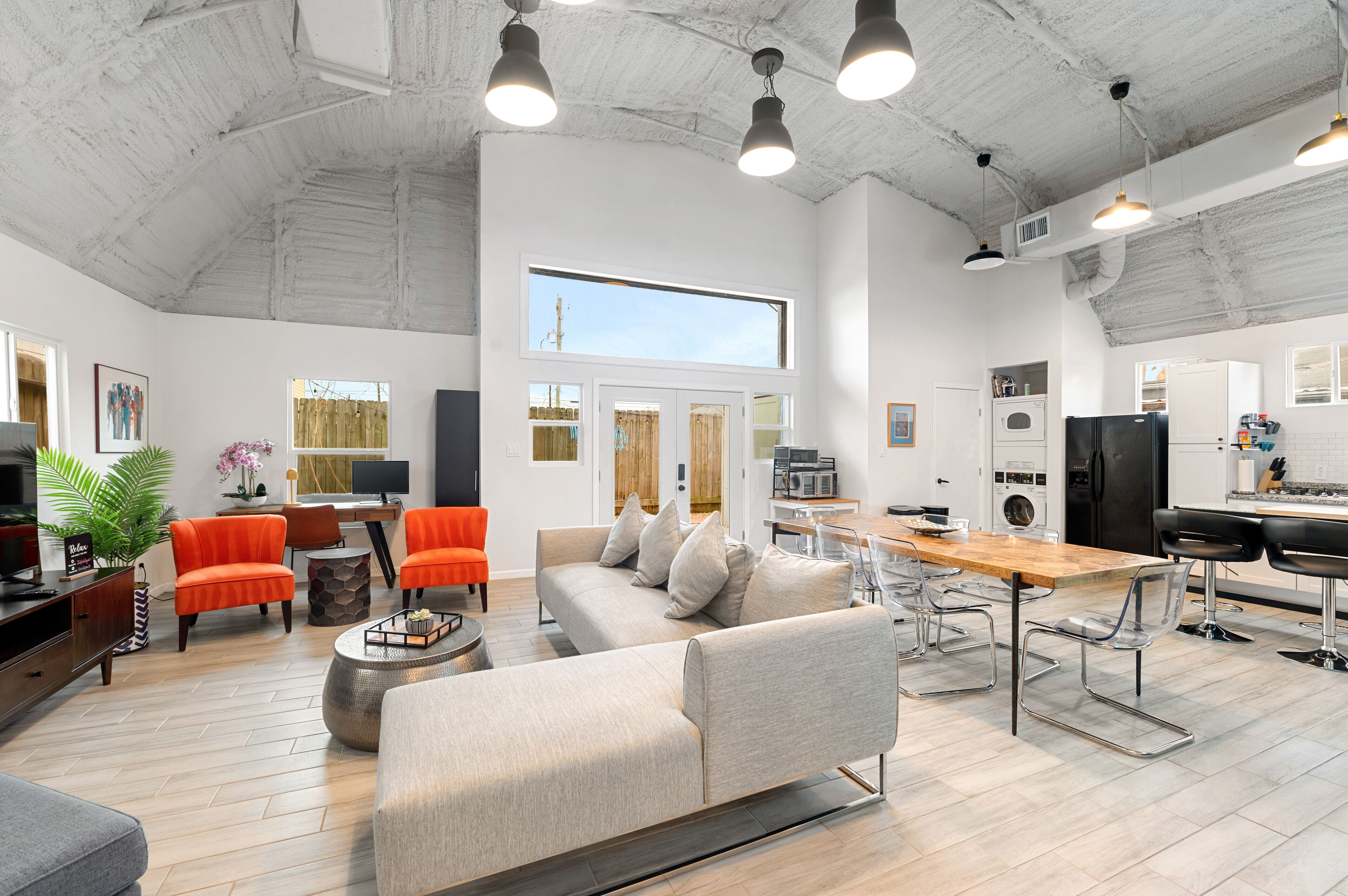 🚀Urban Design Barndominium W/ Patio | Near Downtown 🚀 | Pet-Friendly 