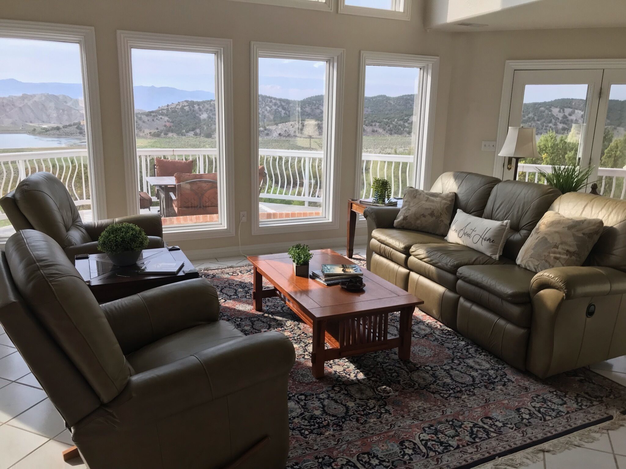 Una Smart TV, una chimenea, libros, una oficina