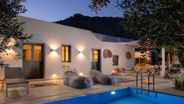 Area piscina moderna con vasca, posti a sedere e illuminazione d'atmosfera.