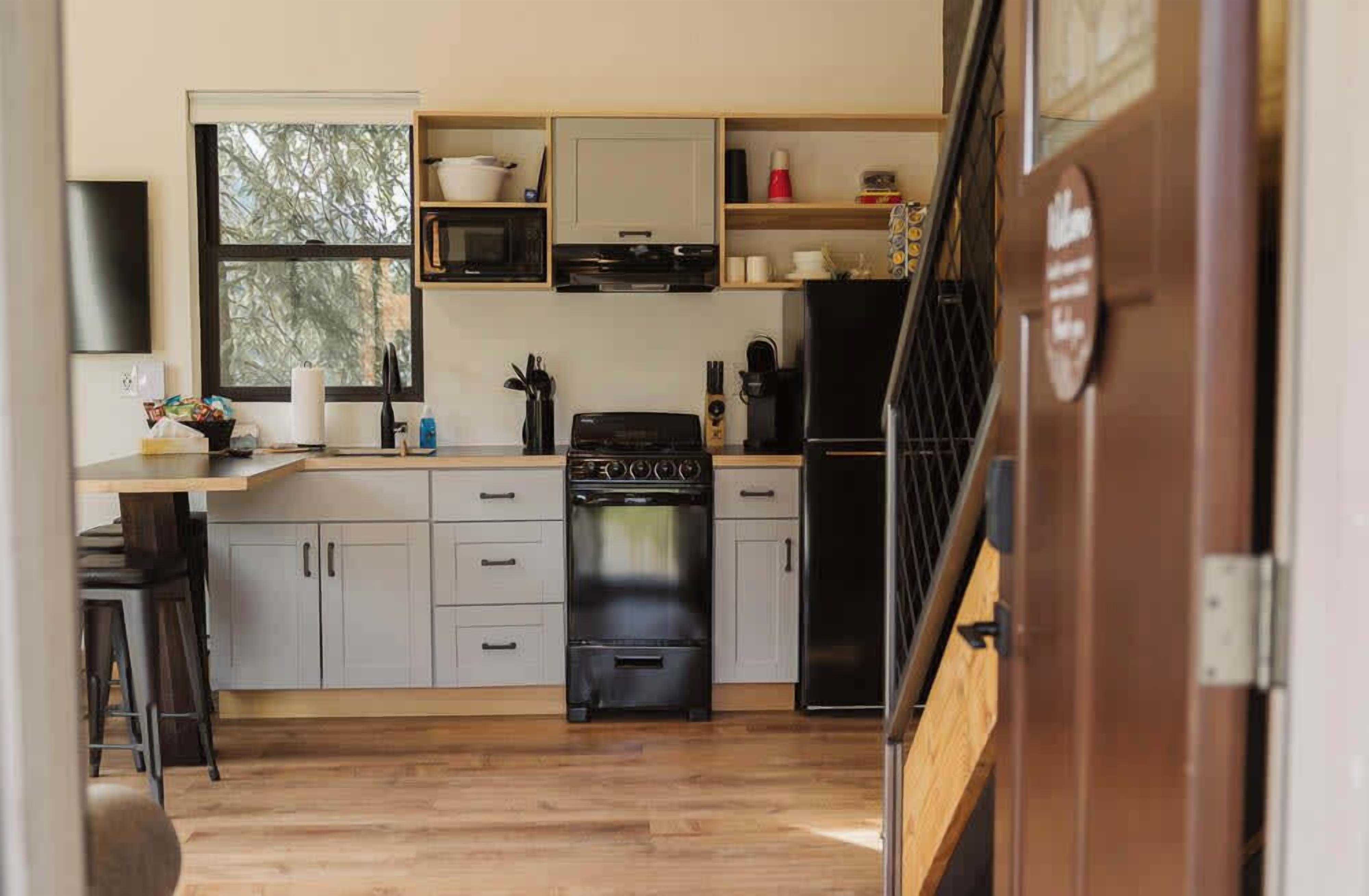 Refrigerador, microondas, horno y parrilla de estufa 