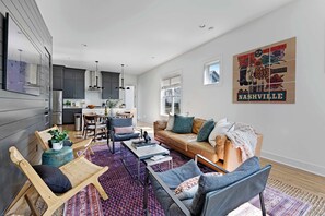 Smart TV, books, stereo, offices - The Willie • Speakeasy Game Room + Rooftop (Nashville)