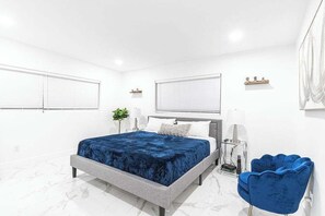 5 chambres, fer et planche à repasser, lit de bébé portatif