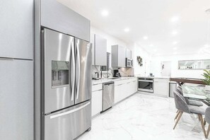 Een koelkast, een microgolfoven, een oven, een kookplaat