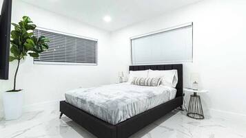 5 dormitorios, escritorio, tabla de planchar con plancha y cuna de viaje