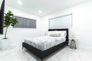 5 chambres, bureau, fer et planche à repasser, lit de bébé portatif