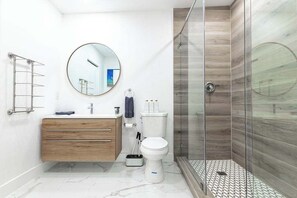 Baignoire, séchoir à cheveux, serviettes fournies, savon