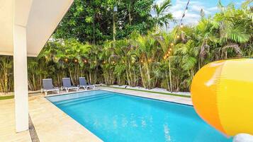 Una piscina cubierta, una piscina al aire libre