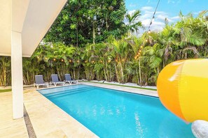 Piscine intérieure, piscine extérieure