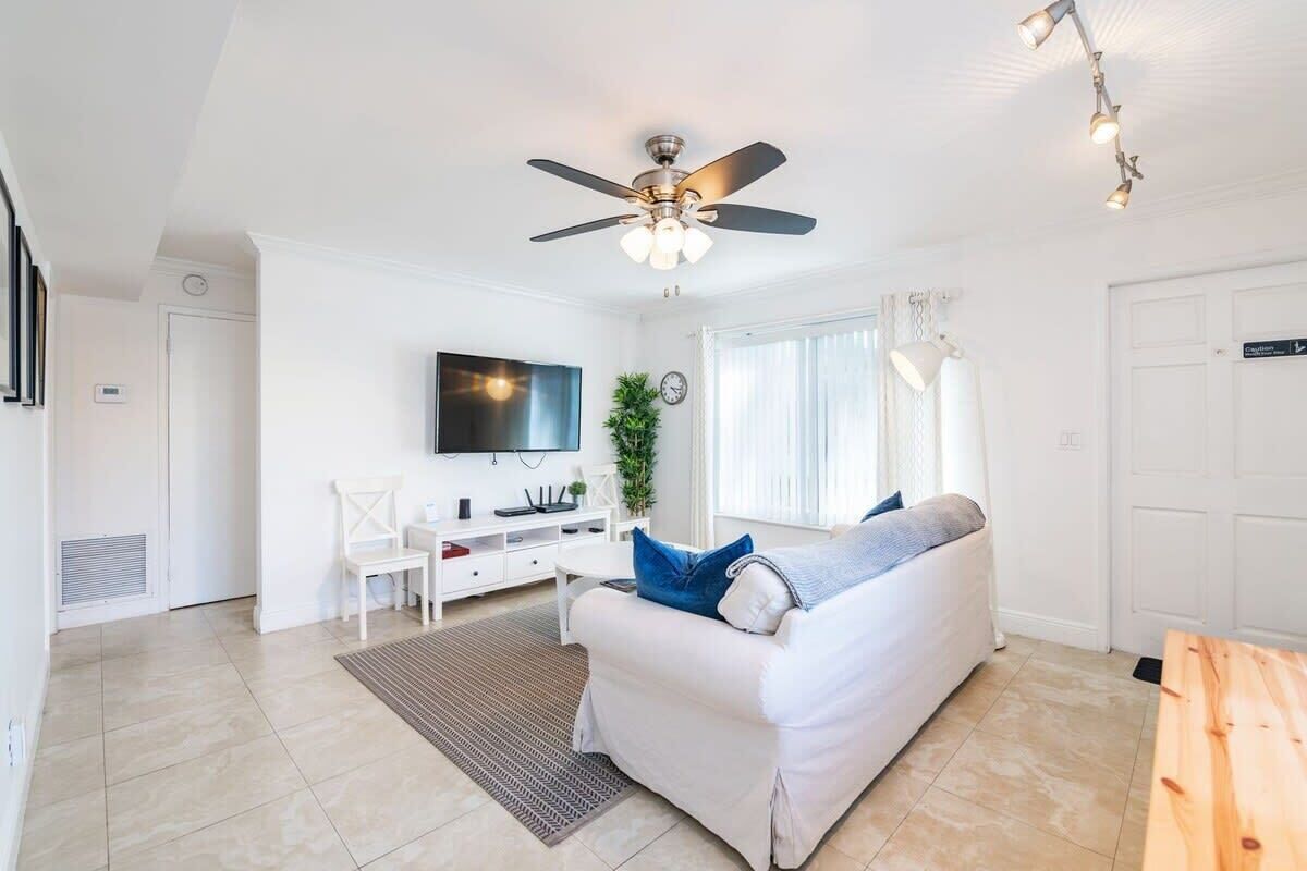 Modern Beach Town Apt Steps From Trendy Atl Blvd
