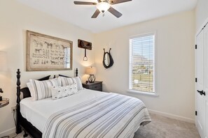 3 bedrooms, iron/ironing board, free WiFi, bed sheets - Bear Pass is a 3 bed/2 bath craftsman style home located within walking distance to DT Gatlinburg!! (Gatlinburg)