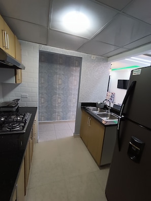 Micro-ondes, cafetiĂšre/bouilloire, grille-pain, blender