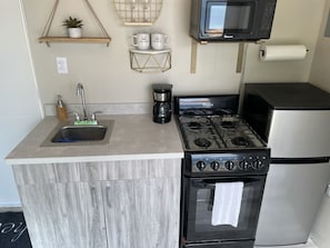 Refrigerador, microondas, horno y parrilla de estufa