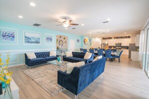 Smart TV - Solterra 11 bedroom mansion with theme room close to Disney (Davenport)