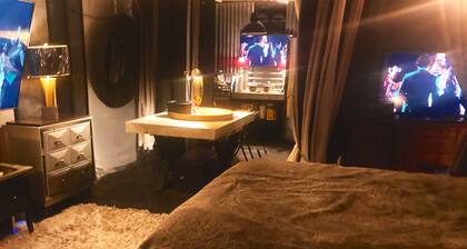 EXPERIENCE HOLLYWOOD IN THIS SWANK DESIGNERS DREAM IN THE HEART OF HOLLYWOOD