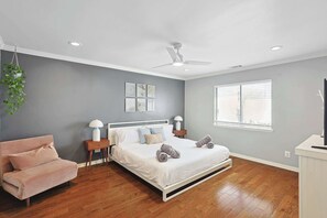 4 quartos, escrivaninha, ferros/tábuas de passar roupa, Wi-Fi