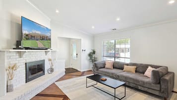 Een televisie, een open haard en een kantoor