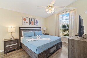 5 bedrooms, iron/ironing board, WiFi, bed sheets - Beautiful 5/5 bedroom home!!! (Davenport)