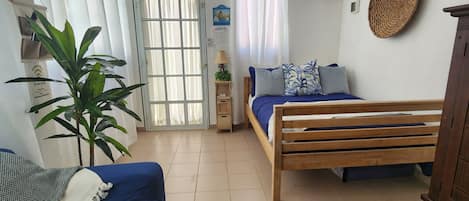 1 slaapkamer, een bureau, een strijkplank/strijkijzer, reisbedje