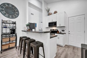 Kjøleskap, mikrobølgeovn, ovn og kokeplater