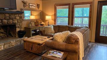 Televisión y chimenea