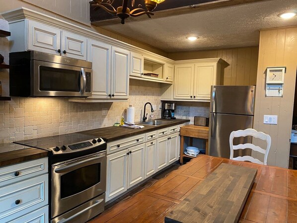 Microwave, coffee/tea maker, cookware/dishes/utensils, dining tables