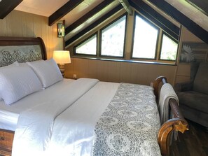 3 bedrooms, desk, WiFi, bed sheets