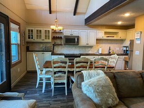 Mikrowelle, Wasserkocher mit Kaffee-/Teezubehör