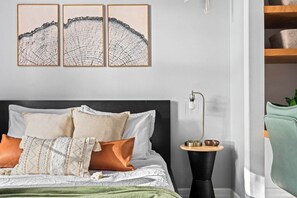 3 habitaciones, escritorio y tabla de planchar con plancha 