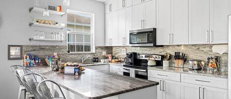 Refrigerador, microondas, horno, placa de cocina