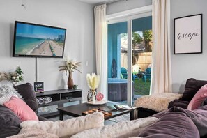 Smart TV, libros y oficina 