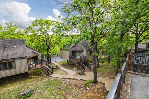 Cheerful 3-Bedroom Villa Sleeps 8 With Public Pool