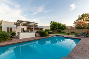 A heated pool - Scottsdale Resort-Style Getaway| Pool, Spa & Fire Pit Haven (Scottsdale)