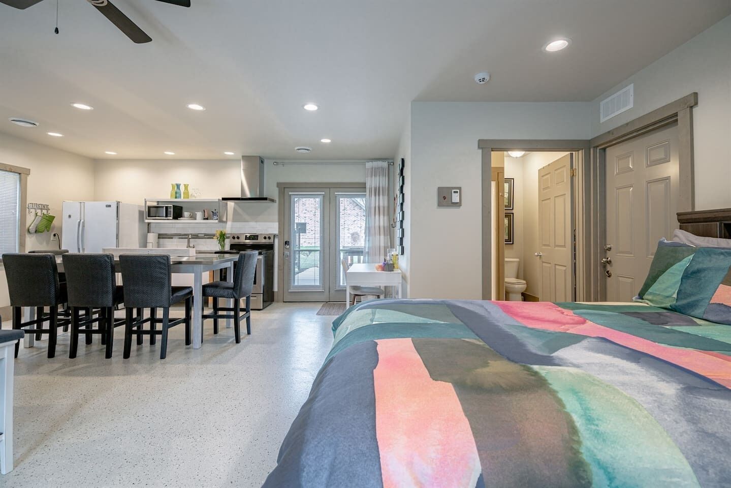 Tabla de planchar con plancha, wifi gratis y ropa de cama 