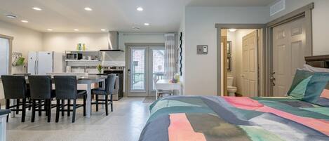 Tabla de planchar con plancha, wifi gratis y ropa de cama