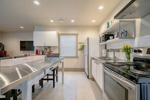 Jääkaappi, mikroaaltouuni, uuni, liesi