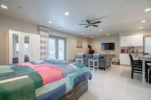 Escritorio, tabla de planchar con plancha, wifi y ropa de cama 