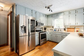 Refrigerador, microondas, horno y parrilla de estufa