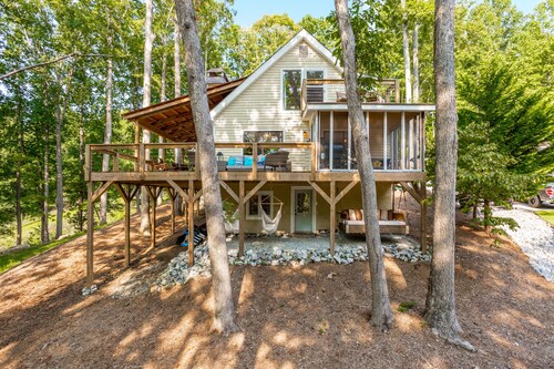 Private In the woods cabin With a Lakeview