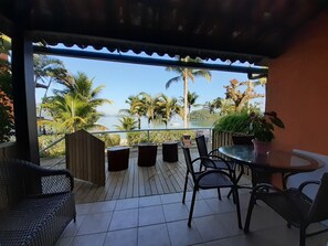 Outdoor dining - Beautiful apartment with sea view, 94m² in Green Coast Condominium. (Angra dos Reis)