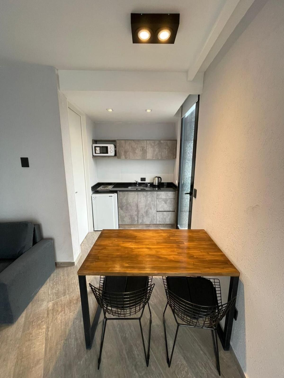 Frigobar, microondas, placa de cocina, cafetera/tetera