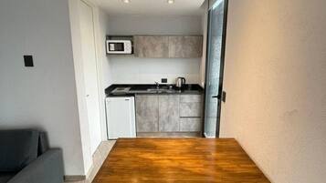 Frigobar, microondas, placa de cocina, cafetera/tetera