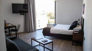 Deluxe-studio, parveke | Ylelliset vuodevaatteet, untuvapeitot, pillowtop-patjalliset sängyt